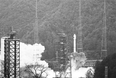 12月26日11时26分，我国在西昌卫星发射中心用天辰三号乙运载火箭与远征一号上面级，成功发射第57、58颗北斗导航卫星。新华社发（邱立军摄）
